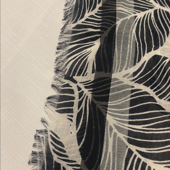 Talbots Black & White Leaf Pattern Oversized Scarf 70X52” fray hem Cotton Blend - Picture 10 of 12